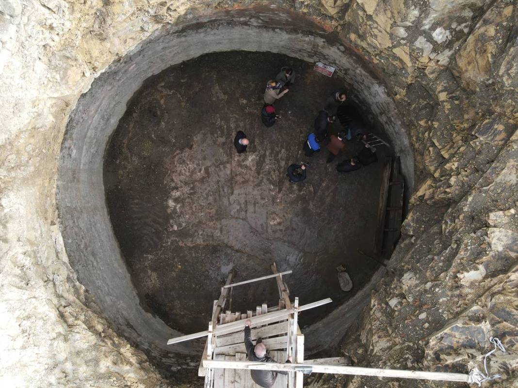 Türk bayrağı dikmek için toprağı kazınca şoke oldular! Kazdıkça yenisi çıkıyor. Yetkililer bölgeyi incelemeye aldı 6